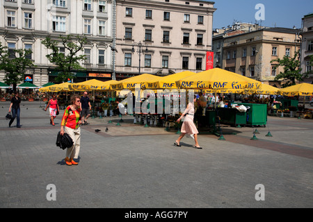 Stands de fleurs sur la place du marché dans le vieux quartier ou Stare Miasto de Cracovie le capital original de Pologne Banque D'Images