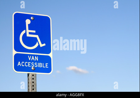 Handicap parking sign against blue sky background Banque D'Images