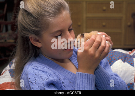 Jeune fille avec Hamster animaux Banque D'Images