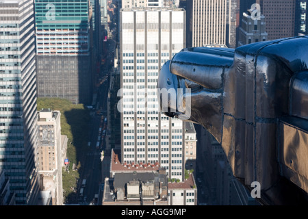 L'un des aigles sur le Chrysler Building, le 61e étage avec Manhattan et Chrysler Building ombre dans l'arrière-plan. Banque D'Images