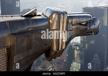 L'un des aigles sur le Chrysler Building, le 61e étage avec Manhattan et Queens en arrière-plan. Banque D'Images