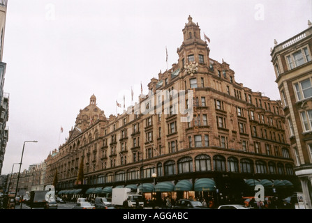 Harrods présente des clients du commerce de marchandises marchandises shoppers commerce business shopfront Mohammed Al Fayed Tiny Rowland Banque D'Images