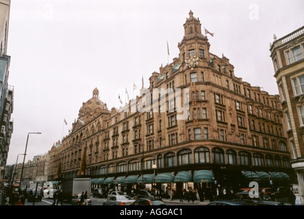 Harrods présente des clients du commerce de marchandises marchandises shoppers commerce business shopfront Mohammed Al Fayed Petit Rowla Banque D'Images