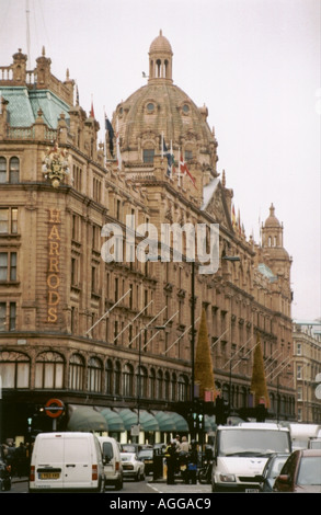 Harrods présente des clients du commerce de marchandises marchandises shoppers commerce business shopfront Mohammed Al Fayed Petit Rowla Banque D'Images