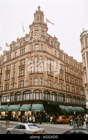 Harrods présente des clients du commerce de marchandises marchandises shoppers commerce business shopfront Mohammed Al Fayed Petit Rowla Banque D'Images