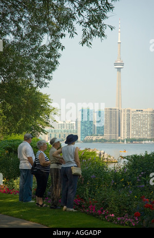 Un groupe de touristes d'âge moyen à admirer la vue de l'île de quartiers à travers le port de Toronto à la Tour CN Banque D'Images