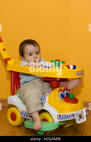 2 ans enfant jouant avec tricicle Banque D'Images