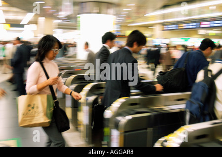 L'heure de pointe dans la station de métro, Tokyo, Japon Banque D'Images