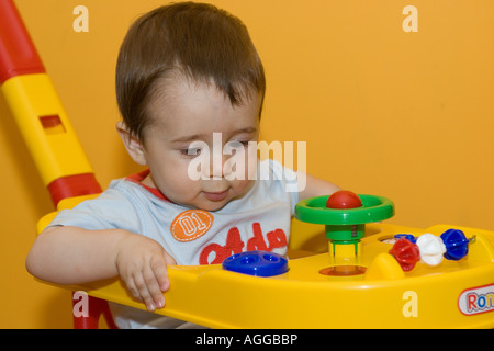 2 ans enfant jouant avec tricicle Banque D'Images