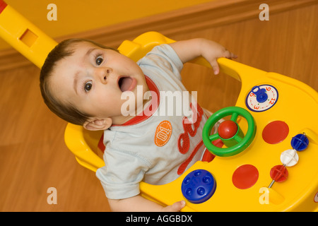 2 ans enfant jouant avec tricicle Banque D'Images