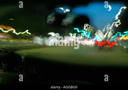 Vue brouillée (à partir d'un point de vue des personnes ivres) à partir de la fenêtre de voiture au cours de la circulation de nuit, Stockholm, Suède Banque D'Images