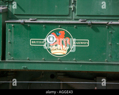 British Railways logo badge Bodmin Wenford matériel roulant ferroviaire 08444 Locomotive BR est une classe 08 locotracteur Banque D'Images