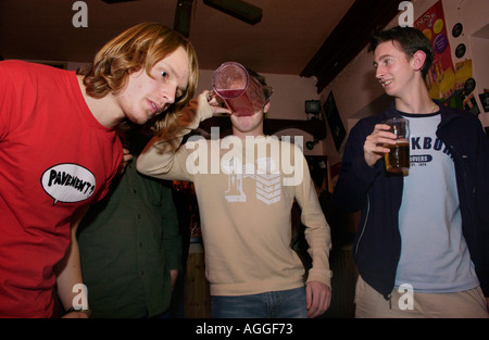 Les étudiants de l'Université d'Aberystwyth bidons d'alcool à l'lagar Glengower club dans la ville Banque D'Images