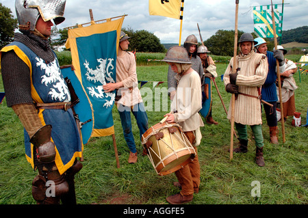 Pour préparer le combat la société médiévale Plantagenêt recréer la vie dans le 14e siècle dans un affichage à Goodrich Castle, Angleterre Banque D'Images