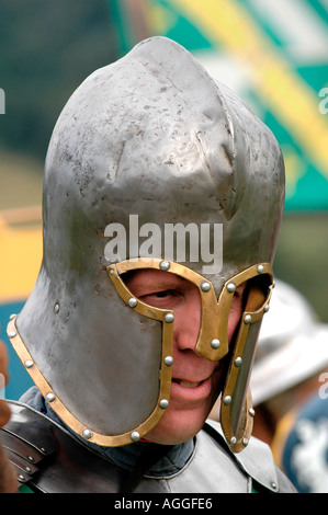 Chevaliers préparez-vous au combat, la société médiévale Plantagenêt recréer la vie dans le 14e siècle dans un affichage à Goodrich Castle Banque D'Images