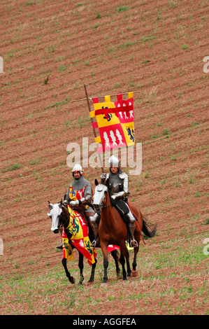 Ride chevaliers dans la bataille, la société médiévale Plantagenêt recréer la vie dans le 14e siècle dans un affichage à Goodrich Castle Banque D'Images