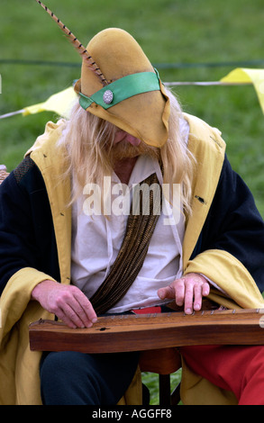 Les musiciens de la société médiévale Plantagenêt recréer la vie dans le 14e siècle dans un affichage à Goodrich Castle England UK Banque D'Images