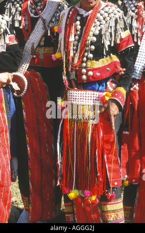 Young Girl wearing tribaux Costume traditionnel lors d'une assemblée annuelle Manau(festival) dans Myitchina Myanmar(Birmanie) Banque D'Images