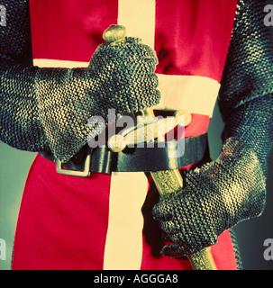 Crusader en cotte tenant un sabre Banque D'Images