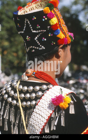 Young Girl wearing tribaux Costume traditionnel lors d'une assemblée annuelle Manau(festival) dans Myitchina Myanmar(Birmanie) Banque D'Images