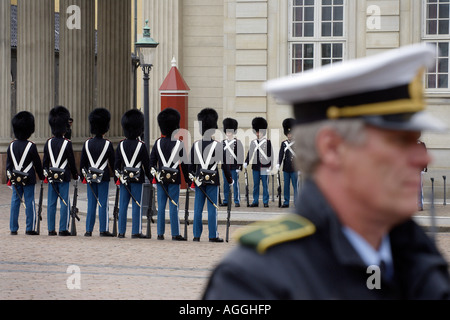 Changement de garde à la Palais d'Amalienborg, Copenhague, Danemark Banque D'Images