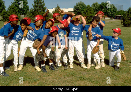 L'Interracial 12 ans l'équipe de baseball du centre-ville au flanc au cours de la pratique. St Paul Minnesota USA Banque D'Images