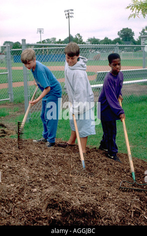 Les enfants de 12 ans travaillant à la petite ligue de baseball. St Paul Minnesota USA Banque D'Images