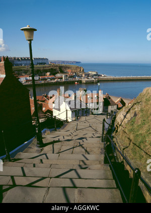 Dans la ligne de vol de l'East Cliff de 199 mesures, avec port et au-delà de la mer du Nord, Whitby, North Yorkshire, England, UK Banque D'Images