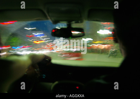 Vue brouillée (à partir d'un point de vue des personnes ivres) à partir de la fenêtre de voiture au cours de la circulation de nuit, Stockholm, Suède Banque D'Images