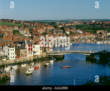 Vue sur le pont tournant sur la rivière Esk (1908), à l'arrière-port, Whitby, North Yorkshire, England, UK Banque D'Images