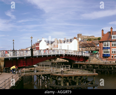 Pont tournant, sur la rivière Esk (1908), avec l'église St Mary sur l'horizon au-delà, Whitby, North Yorkshire, England, UK Banque D'Images