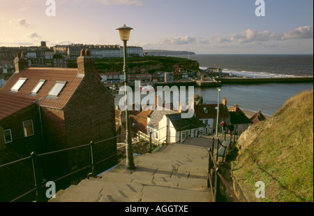 Dans la ligne de vol de l'East Cliff de 199 marches, Whitby, North Yorkshire, England, UK Banque D'Images