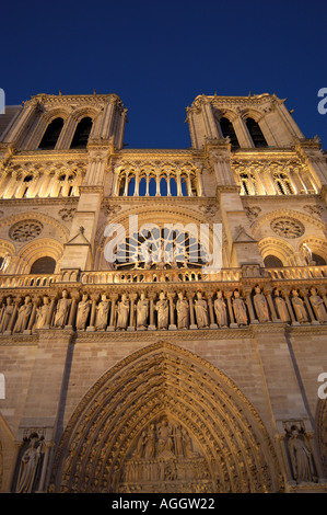 Au début principal façade gothique de la Cathédrale Notre Dame de nuit Paris France Banque D'Images