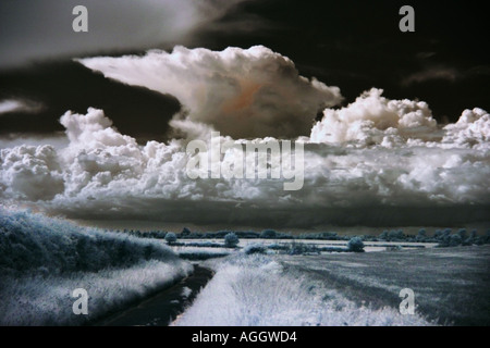 Photo infrarouge d'aborder les nuages d'orage au Royaume-Uni Banque D'Images