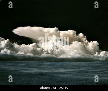 Près de photo infrarouge d'aborder les nuages d'orage au Royaume-Uni Banque D'Images