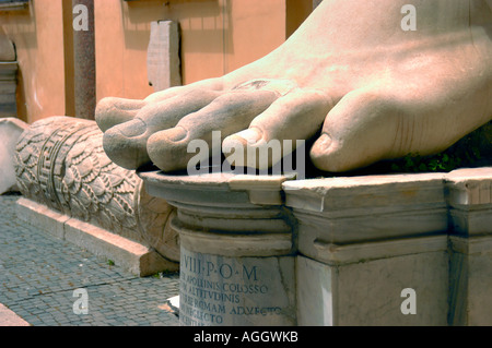 Demeure/morceaux de la gigantesque statue de Constantine, le Palazzo dei Conservatori, Piazza del Campidiglio, Rome, Italie Banque D'Images