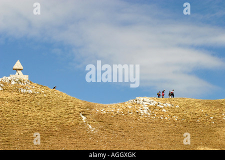 Les Randonneurs marchant le long d'une crête de montagne dans la chaîne de montagnes de Sibillini ,Le Marches Italie Banque D'Images