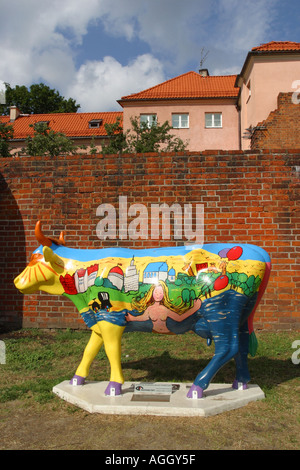 La vieille ville de Varsovie Pologne Art Moderne figure de vache avec symbole peint Syrena est à côté de la vieille ville fortifiée prises l'été 2005 Banque D'Images