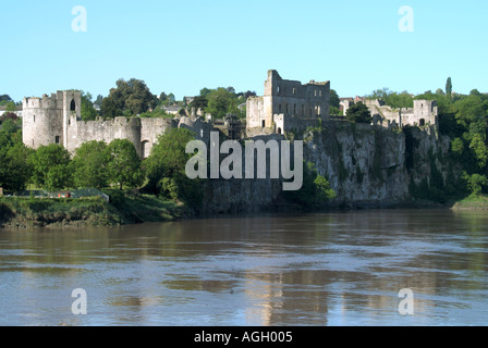 Les ruines historiques du château de Chepstow, situé sur les falaises visibles, sont au bord du gallois Depuis le pont au-dessus de la rivière Wye Monbucshire South Wales UK Banque D'Images