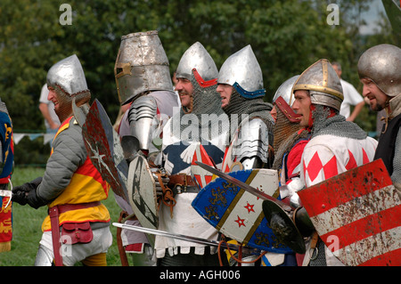 Reconstitution de la bataille, la société médiévale Plantagenêt recréer la vie dans le 14e siècle dans l'affichage à Goodrich Castle England UK Banque D'Images