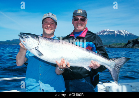 Les skippers de bateaux de pêche au saumon de la location et un client avec un Saumon quinnat pris à bord du Grand Bleu Sitka Alaska Charters Banque D'Images