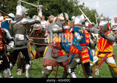 Reconstitution de la bataille, la société médiévale Plantagenêt recréer la vie dans le 14e siècle dans l'affichage à Goodrich Castle England UK Banque D'Images