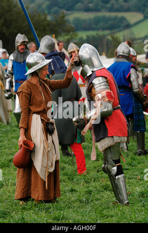 Reconstitution de la bataille, la société médiévale Plantagenêt recréer la vie dans le 14e siècle dans l'affichage à Goodrich Castle England UK Banque D'Images