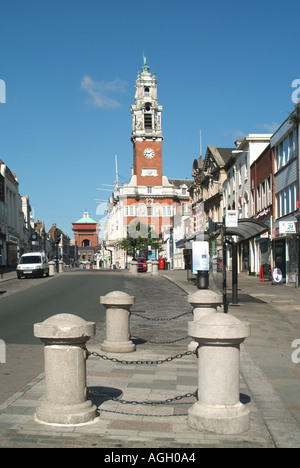 Colchester High Street avec tour de l'hôtel de ville un dimanche matin tranquille Banque D'Images