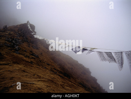 Les drapeaux de prières dans la brume au-dessus du monastère bouddhiste à Tengboche dans la région de Khumbu au Népal Banque D'Images