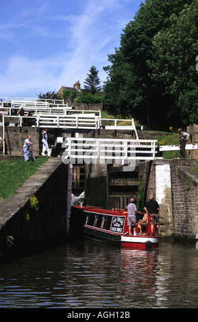 Barge Canal entrant Bingley lieu cinq écluses sur le canal de Leeds Liverpool, mesure la plus élevée d'écluses en Grande-Bretagne bingley yorkshire uk Banque D'Images