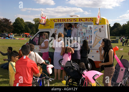 Personnes Queuing for ice cream au cours d'une journée communautaire, Heston, Middlesex, Royaume-Uni. Banque D'Images