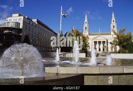 Fontaine en face de la Nelson Mandela gardens de la civic hall dans la ville de Leeds, Yorkshire UK Banque D'Images