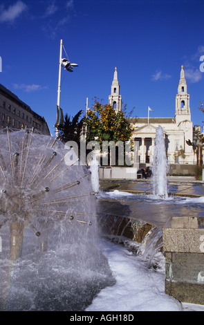 Fontaine en face de la Nelson Mandela gardens de la civic hall dans la ville de Leeds, Yorkshire UK Banque D'Images
