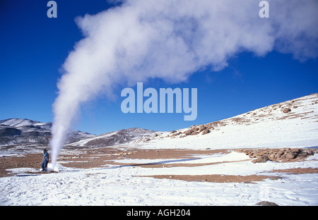 Sol de Mañana geysers l'un des plus élevés au monde à 5000m Traveller Reserva Nacional Eduardo Avaroa Bolivia S Nord Banque D'Images